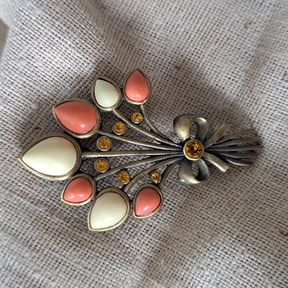 Elegant Floral Bouquet Brooch with Cream and Coral Jewel Accents - Picture 3 of 5